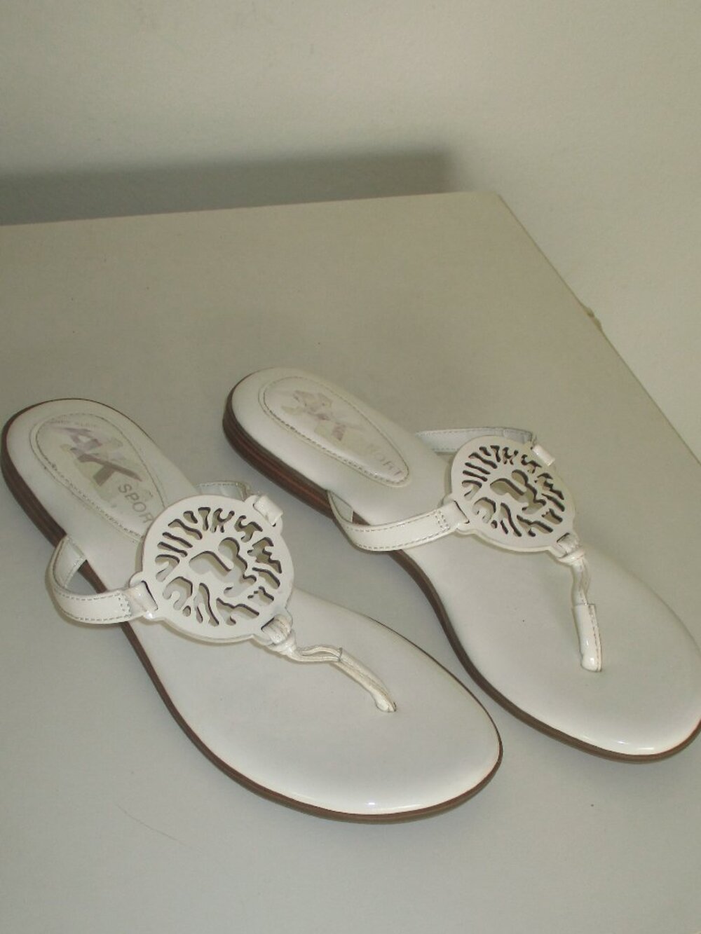 Anne Klein AK Sport Womens White Laser-cut Flip Flop Sandal - Size 9.5M